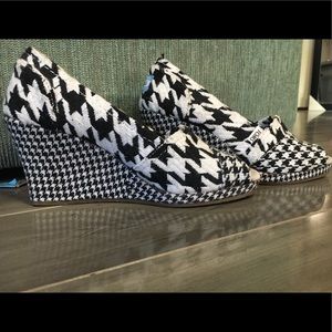 Tom's Houndstooth Wedges